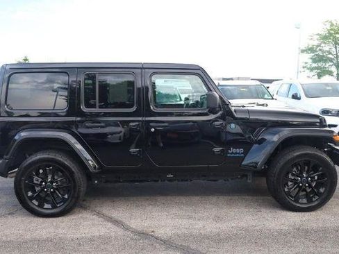 Used 2025 Jeep Wrangler Unlimited Sahara w/ Safety Group AWD/4WD image 5