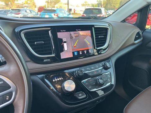 Used 2018 Chrysler Pacifica Limited w/ Tire & Wheel Group FWD image 25