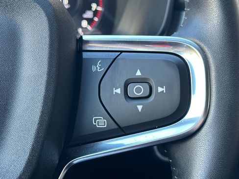 Used 2021 Volvo XC40 T5 Momentum w/ Premium Package image 33