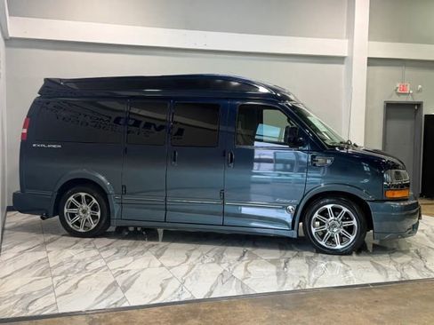 Used 2017 Chevrolet Express 2500 image 5