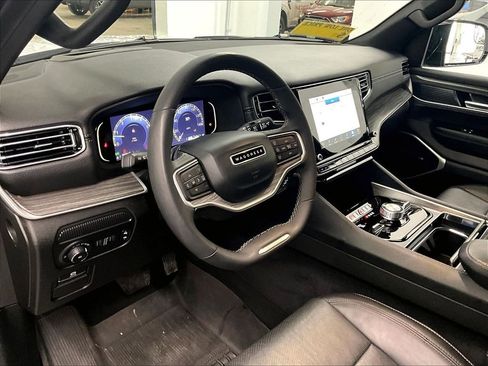 Used 2024 Jeep Wagoneer L Series III w/ Flexible Seating Group AWD/4WD image 8
