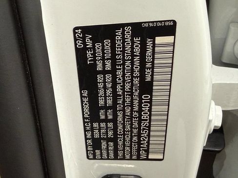 Certified 2025 Porsche Macan AWD/4WD image 27