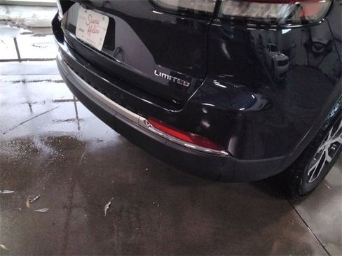 Used 2023 Jeep Grand Cherokee Limited w/ Luxury Tech Group II image 16