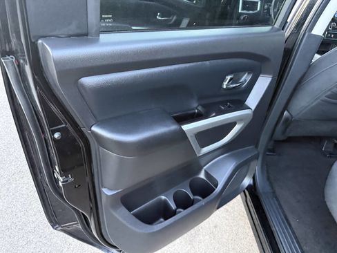 Used 2018 Nissan Titan SV w/ SV Convenience Package image 19