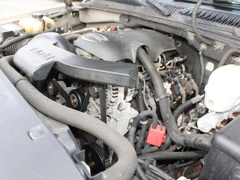 Used 2005 Chevrolet Suburban Z71 w/ Preferred Equipment Group image 32