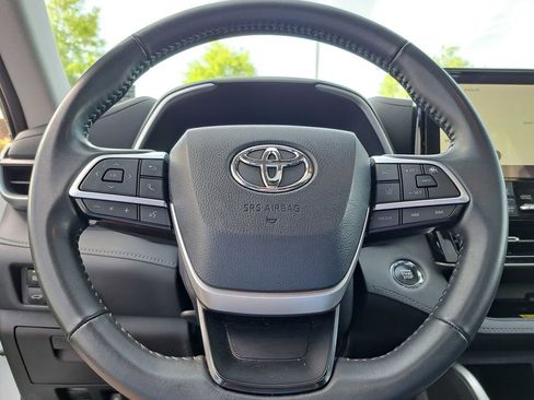 Used 2023 Toyota Highlander XLE image 9