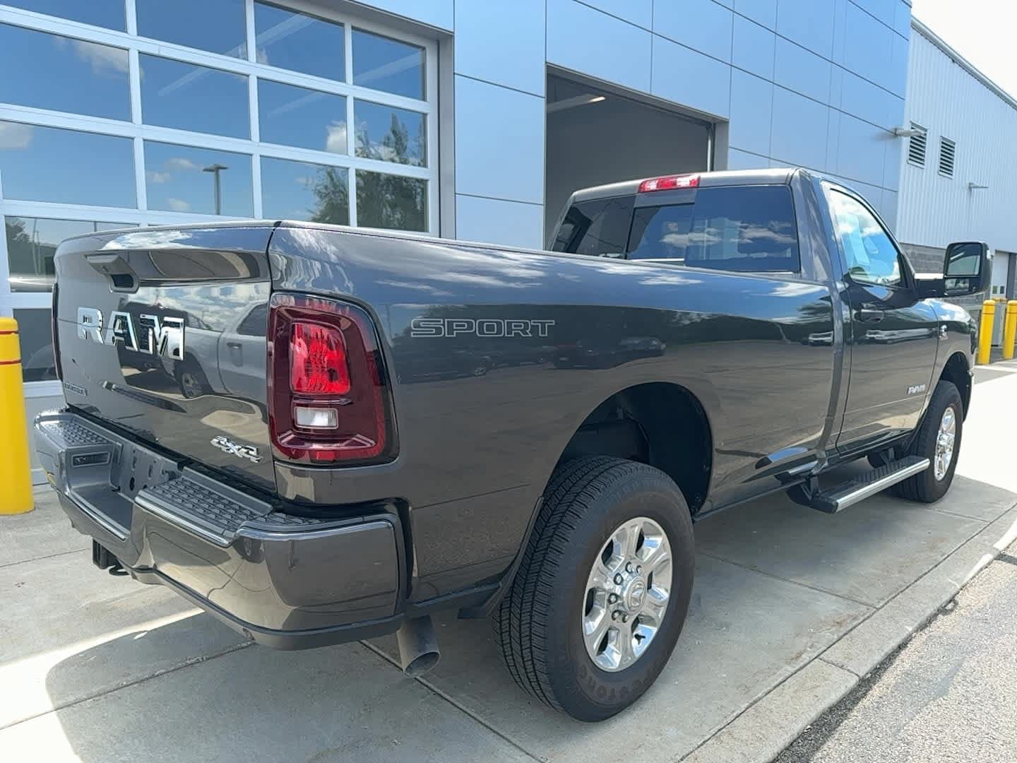 Used 2025 RAM 2500 Big Horn AWD/4WD image 9