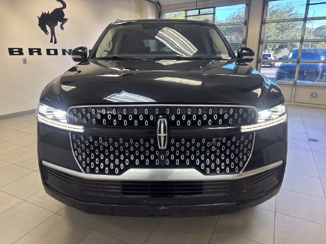 Used 2025 Lincoln Navigator Reserve AWD/4WD image 2