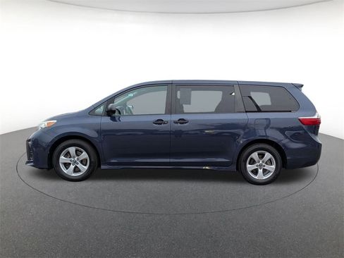 Used 2018 Toyota Sienna L image 8