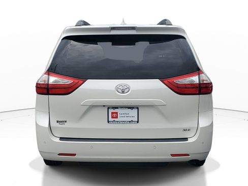 Certified 2018 Toyota Sienna XLE Premium FWD image 5