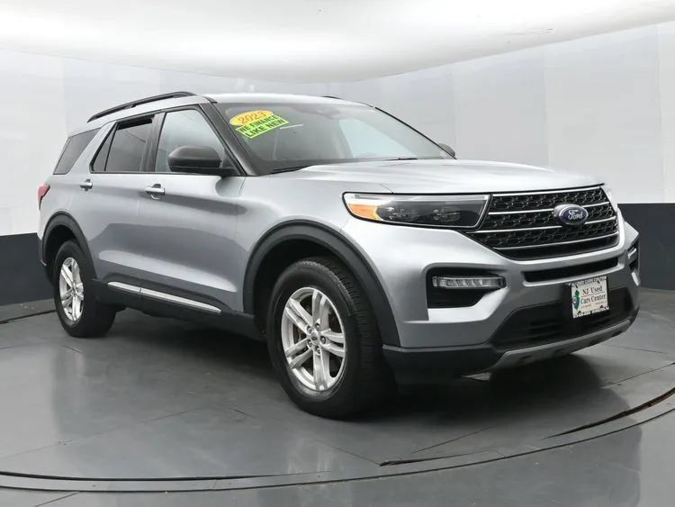 Used 2023 Ford Explorer XLT w/ Equipment Group 202A AWD/4WD image 2