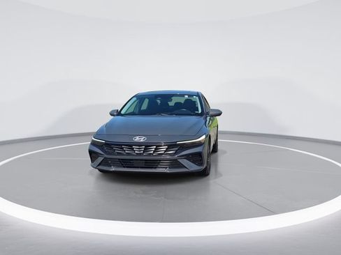 Used 2025 Hyundai Elantra SEL FWD image 3