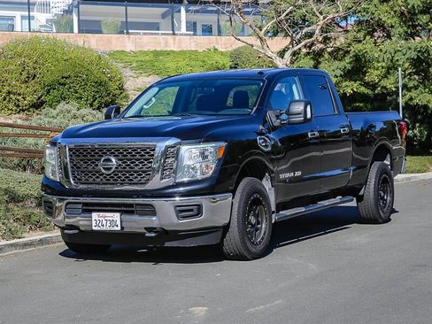 Used 2017 Nissan Titan SV image 3