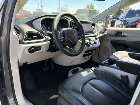 Used 2023 Chrysler Pacifica Touring-L FWD image 9