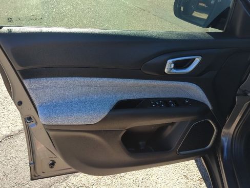 Certified 2022 Jeep Compass Latitude image 17