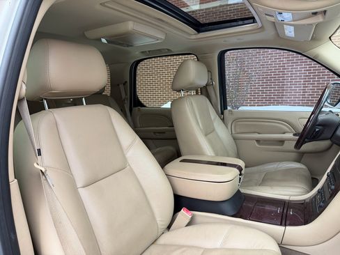 Used 2011 Cadillac Escalade Luxury image 15
