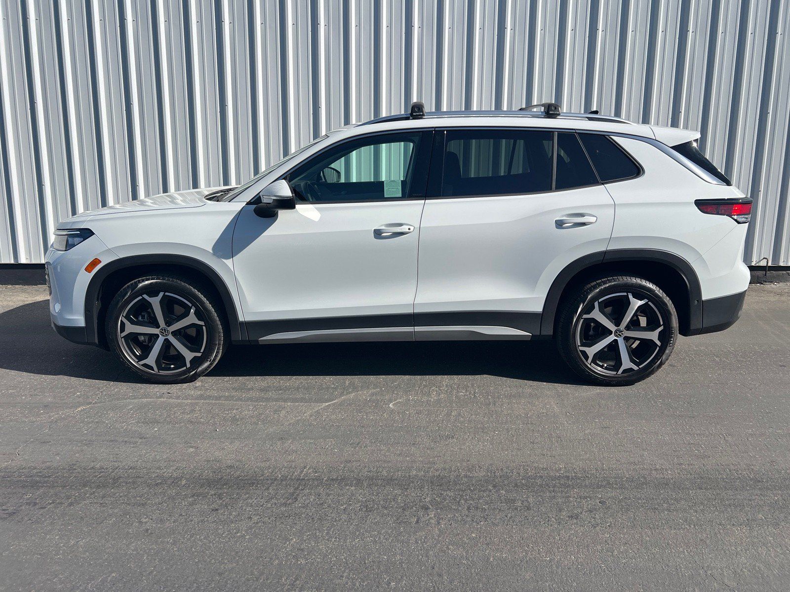 Used 2025 Volkswagen Tiguan SE AWD/4WD image 3