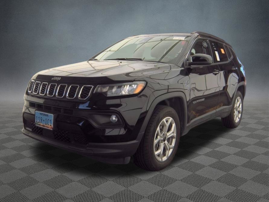 Used 2025 Jeep Compass Latitude w/ Sun & Sound Group AWD/4WD image 3