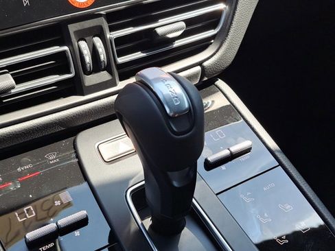 Used 2025 Porsche Macan image 36