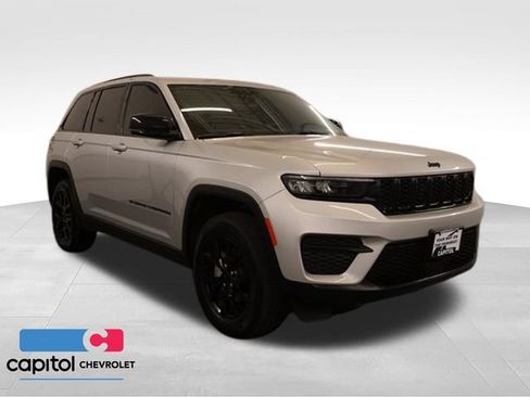 Used 2025 Jeep Grand Cherokee Altitude AWD/4WD image 1