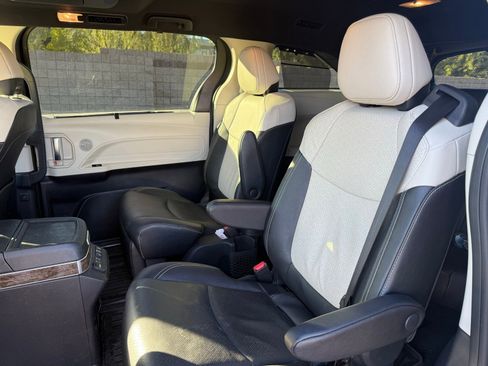 Used 2025 Toyota Sienna Platinum image 10