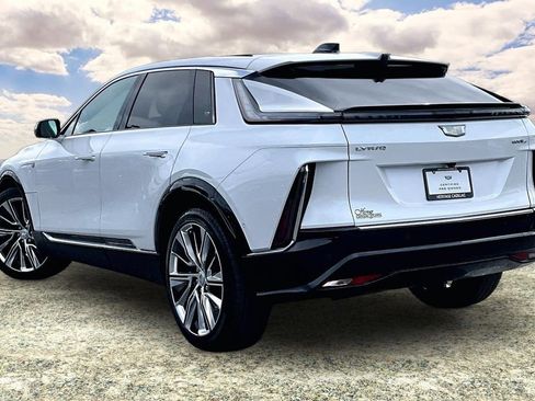 Used 2024 Cadillac Lyriq Luxury AWD/4WD image 4