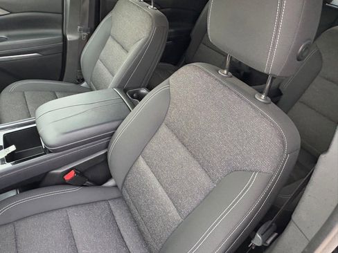 Used 2025 Chevrolet Traverse LT image 32