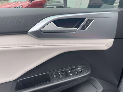New 2026 Volkswagen Taos SE AWD/4WD image 16