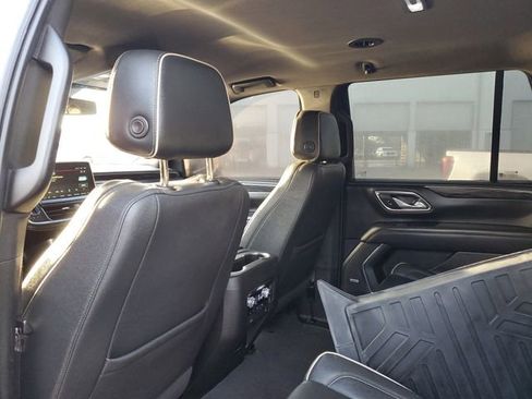 Used 2022 GMC Yukon SLT w/ SLT Luxury Package image 9