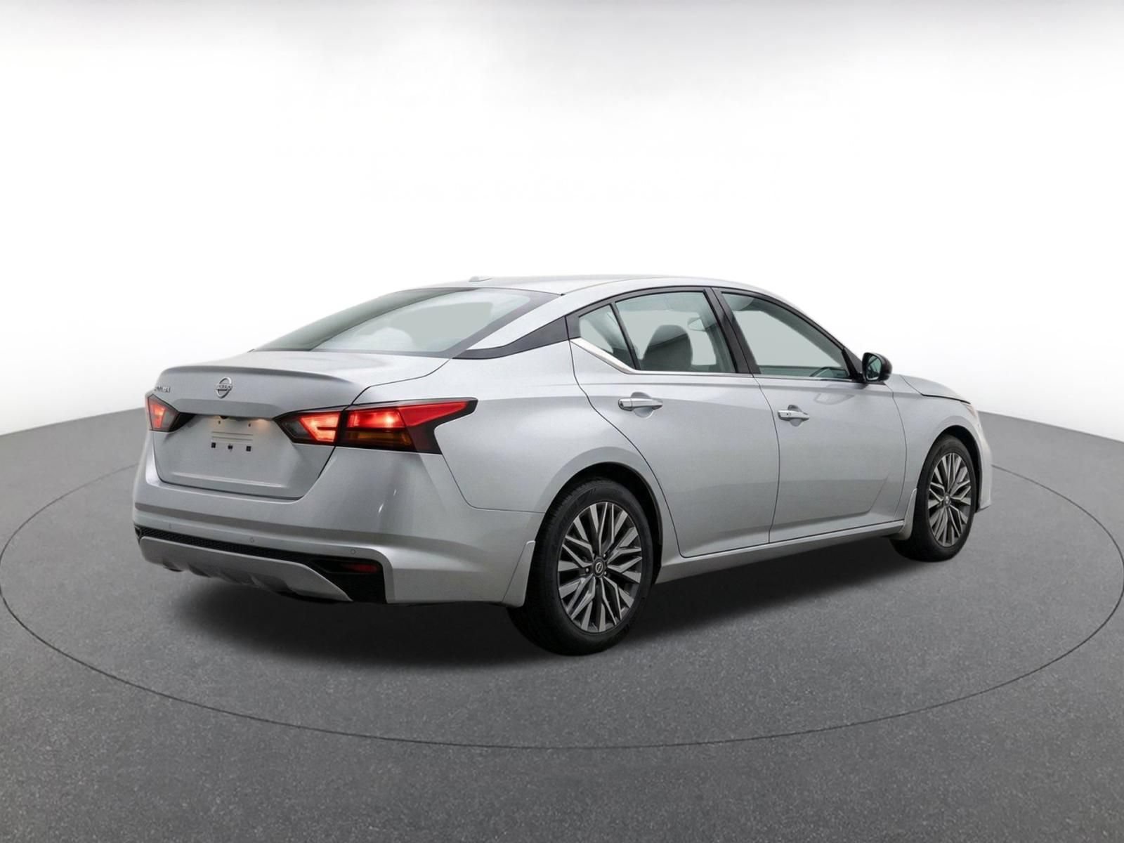 Used 2025 Nissan Altima 2.5 SV FWD image 10