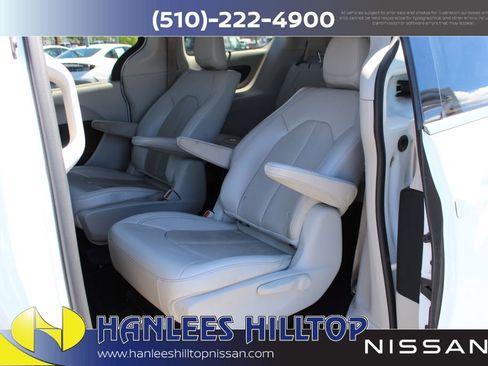 Used 2018 Chrysler Pacifica Touring-L FWD image 16