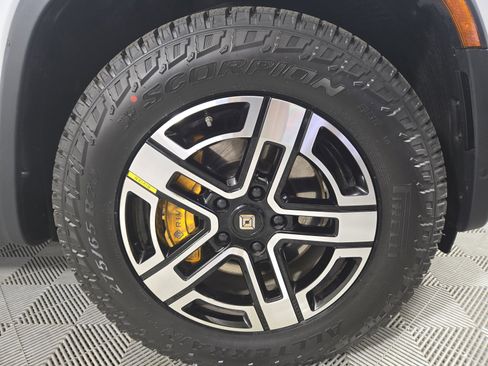 Used 2022 Rivian R1T Adventure image 11