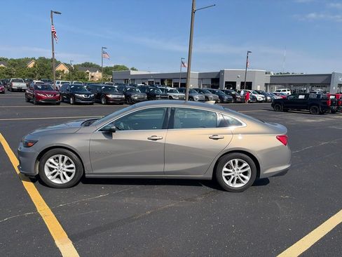 Used 2017 Chevrolet Malibu LT FWD image 4