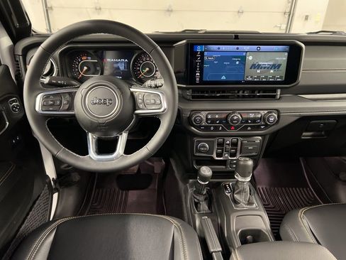 Used 2025 Jeep Wrangler Sahara image 8