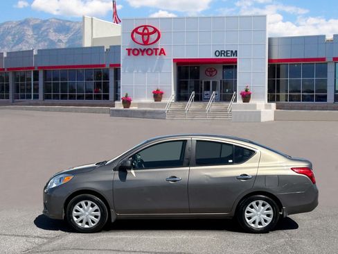 Used 2012 Nissan Versa SV FWD image 7