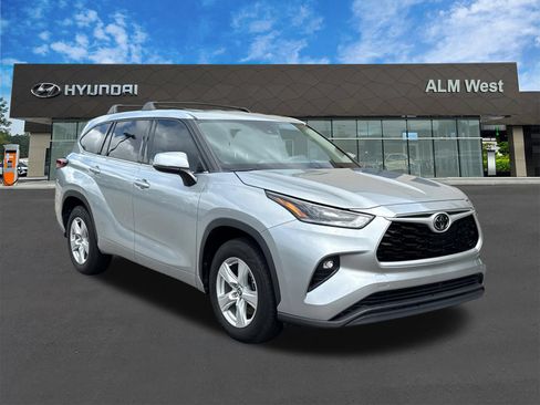 Used 2021 Toyota Highlander LE FWD image 3