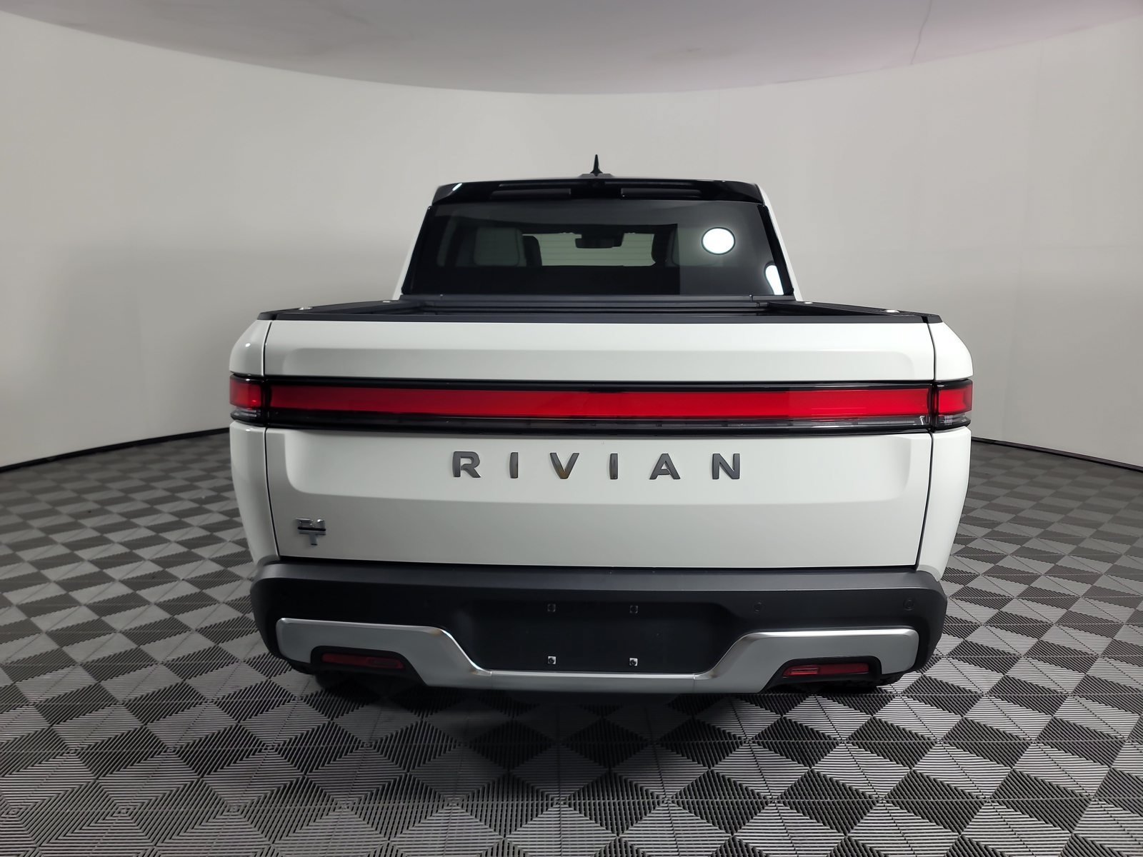 Used 2025 Rivian R1T Adventure Dual AWD/4WD image 4