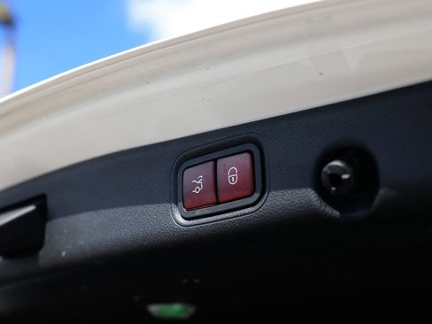 Used 2017 Mercedes-Benz E 300 4MATIC image 48