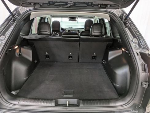 Used 2019 Jeep Cherokee Latitude Plus w/ Cold Weather Group AWD/4WD image 11