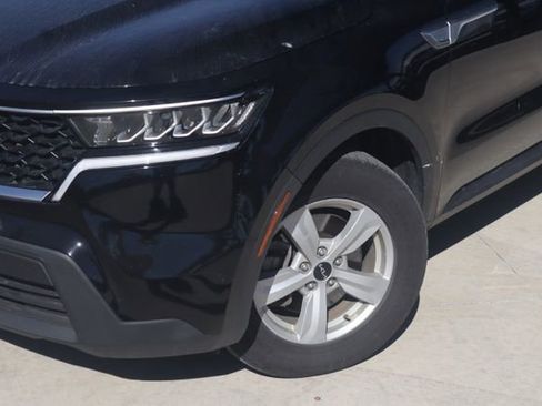 Used 2023 Kia Sorento LX image 3