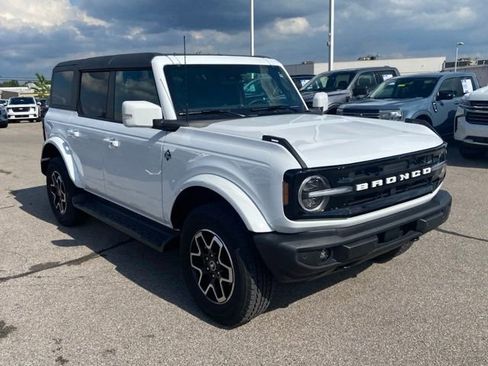 Used 2025 Ford Bronco Outer Banks AWD/4WD image 2
