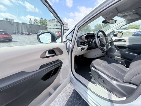 Used 2023 Chrysler Voyager LX FWD image 9