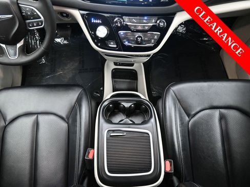 Used 2024 Chrysler Pacifica Touring-L image 32