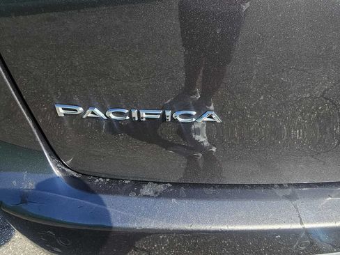 Used 2018 Chrysler Pacifica Touring-L w/ Advanced Safetytec Group FWD image 13