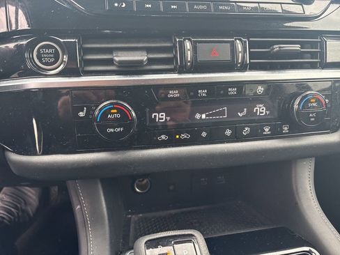 Used 2023 Nissan Pathfinder SL AWD/4WD image 16