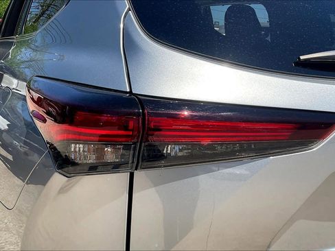 Used 2025 Toyota Highlander XLE image 29