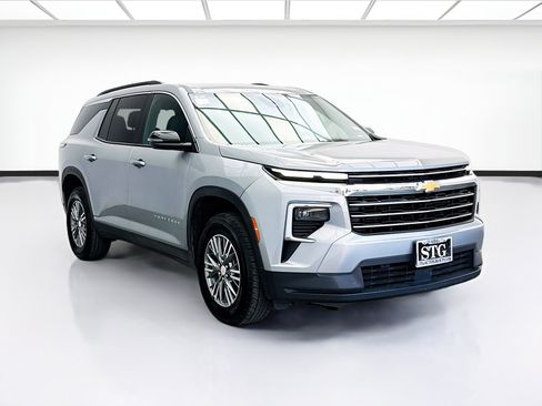 Used 2025 Chevrolet Traverse LT FWD image 3