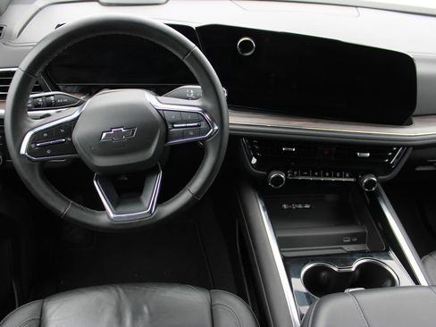 Used 2025 Chevrolet Suburban Z71 image 11