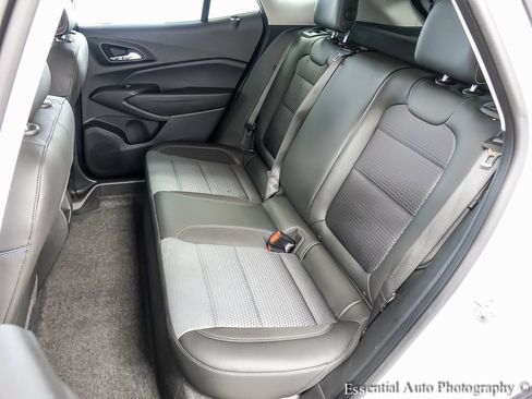 Used 2025 Chevrolet Trax LT w/ LT Convenience Package image 11