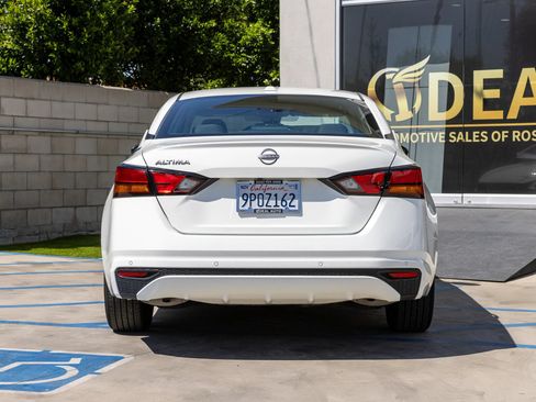 Used 2025 Nissan Altima 2.5 SV FWD image 14